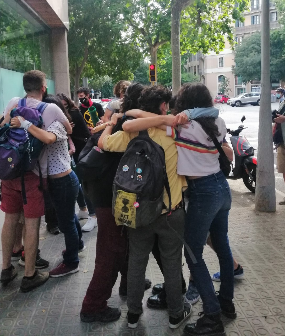 Rebeldes de XR Barcelona se abrazan tras el éxito de las acciones de junio para demandar una Asamblea Ciudadana al Govern de Catalunya.
