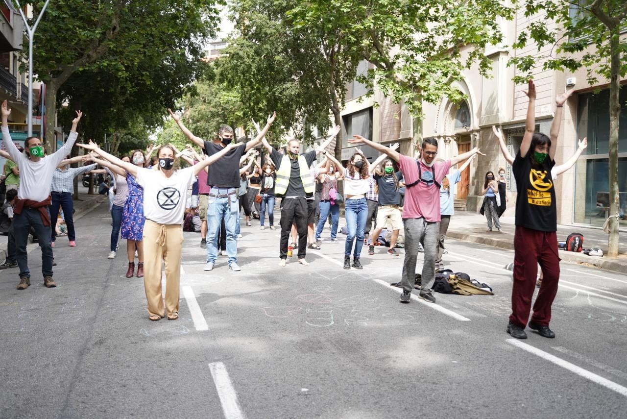 Rebeldes bailando en la calle colindante con la Direcció General de Polítiques Ambientals i Medi Natural de la Generalitat